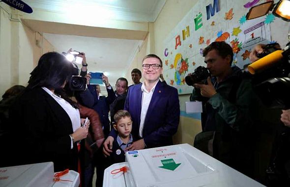 Алексей Текслер получает поздравления с победой на выборах